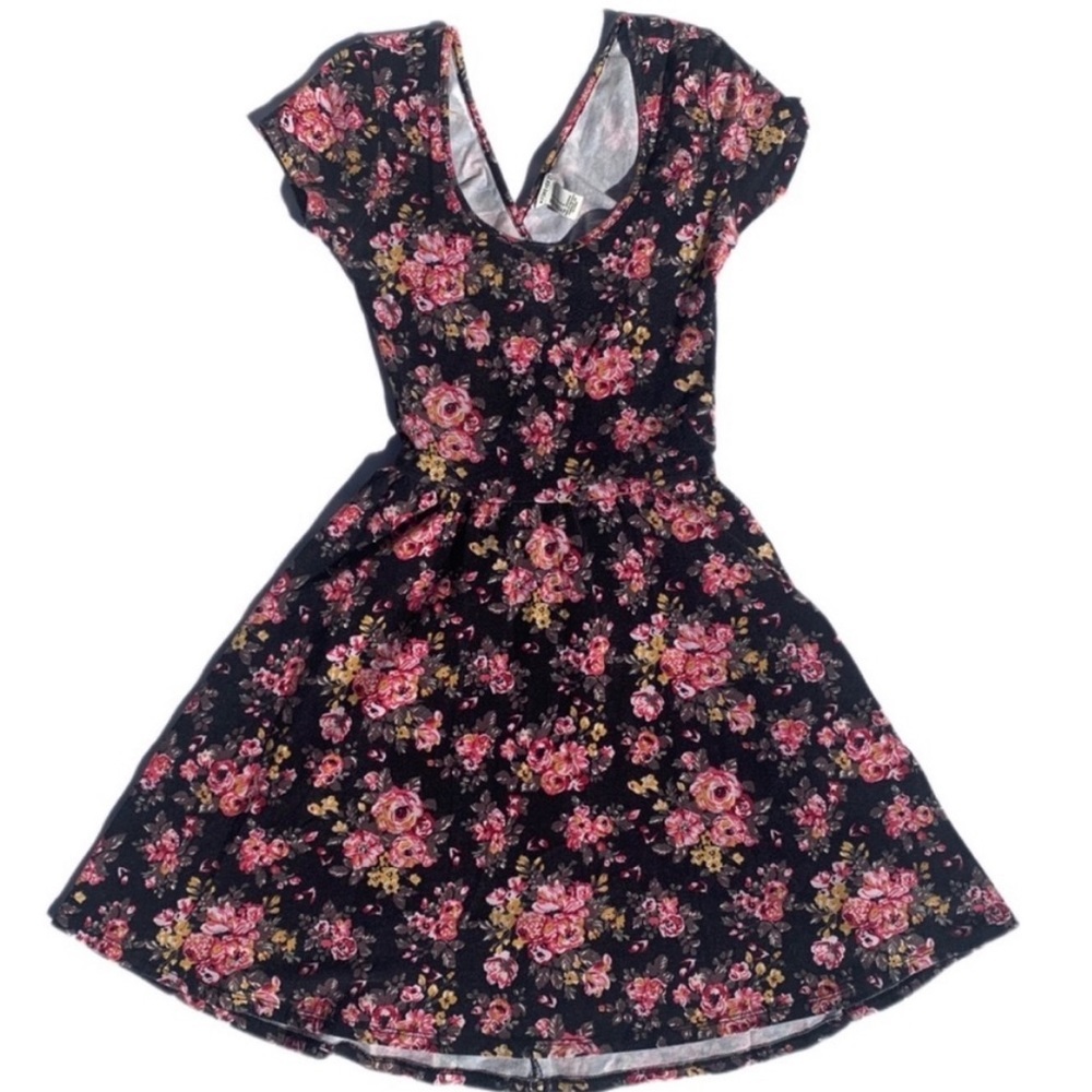 Forever 21 women’s size small black and floral backless shot sleeve mini dress